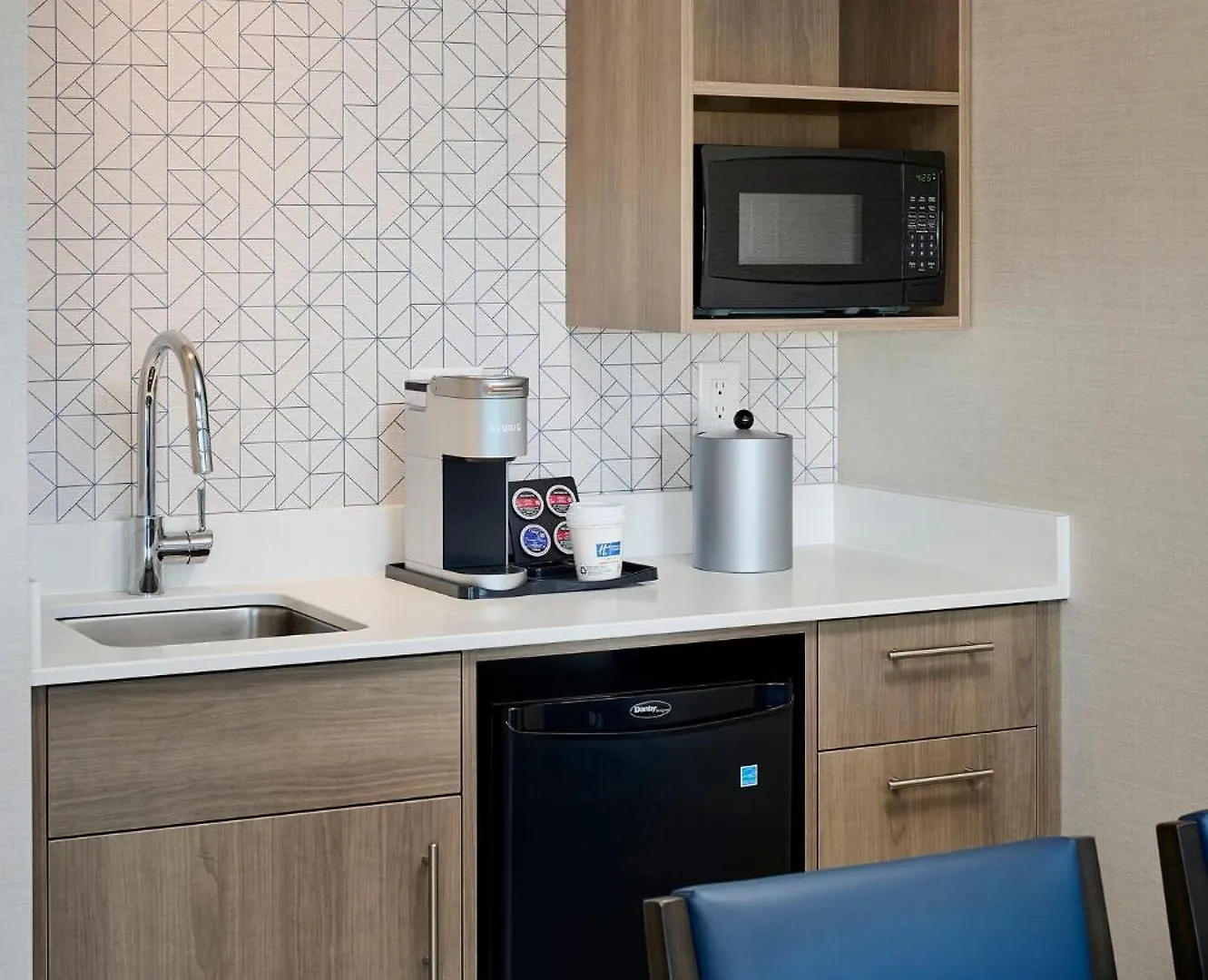 Holiday Inn Express & Suites Kitchener Southeast By Ihg 3*,